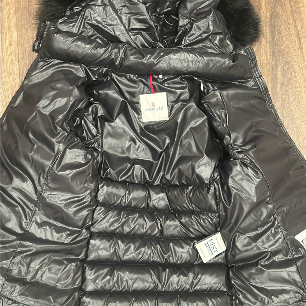 Removable hood and fur.